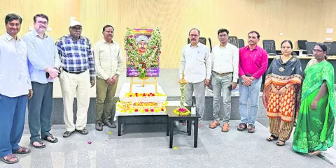 దొడ్డి కొమురయ్య స్ఫూర్తితో ముందుకెళ్లాలి