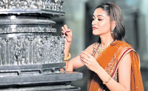 Miss World 2025: Contestants Visit 800 Yera world ramappa Temple12