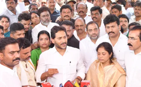 Ys Jagan Announces Financial Assistance Of Rs 25 Lakh To Murali Naik Family3