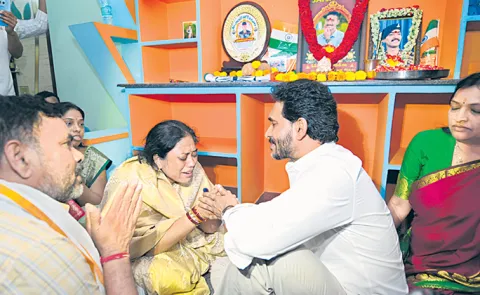 YSRCP chief visits Murali Nayaks family6