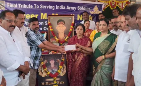 YSRCP Provided Financial Assistance To Family Of Jawan Murali Nayak6