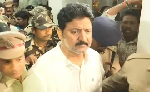 AP Police Case Filed On Vallabhaneni Vamshi5
