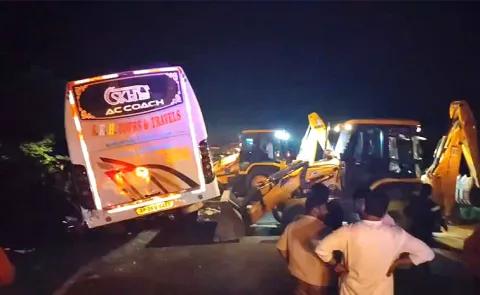 Tourist Bus Collides With Lorry In Vikarabad District10