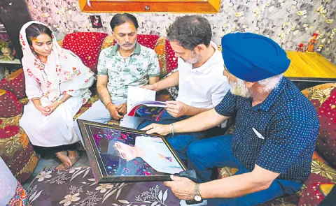 Rahul Gandhi meets victims of Pak shelling in Poonch15