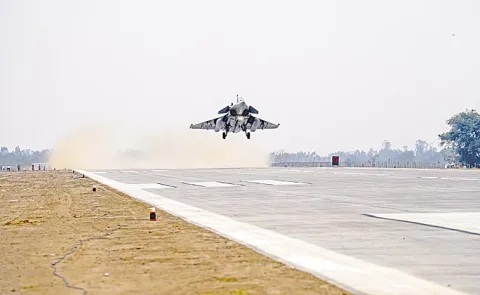 Indian Air Force Conducts Historic Airshow with Fighter Jet Landings at Ganga Expressway12