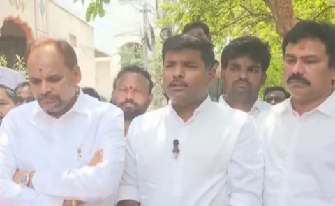 YSRCP Leaders Given Two Lacks To simhachalam victims2