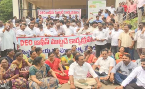 Teachers Besiege Visakhapatnam Deo Office3