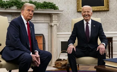 Internet mocks Trump after stumble on Air Force One steps14