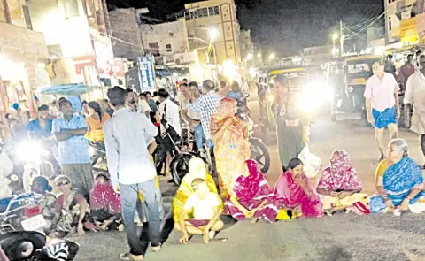 AP Women fires on power cuts: Andhra pradesh