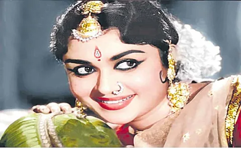 Veteran Actress Saroja Devi funeral rites are being held in Bengaluru13