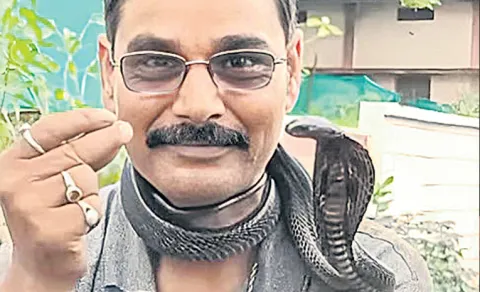 Madhya Pradesh man rides bike with cobra wrapped