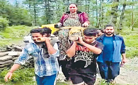 College Students Carry Pregnant Teachers To Safety During Himachal Cloudburst