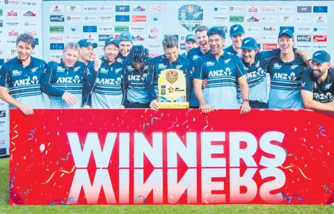 New Zealand beat South Africa by 3 runs in the final of the T20 Tri Nation