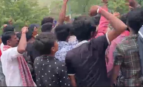మా ఓట్లు మాకు కావాలి.. రిగ్గింగ్ ఆపాలి.. అంటూ నినదిస్తున్న ఓటర్లు.