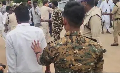 పులివెందుల వైఎస్సార్సీపీ  కార్యాలయం వద్ద పోలీసుల దౌర్జన్యం