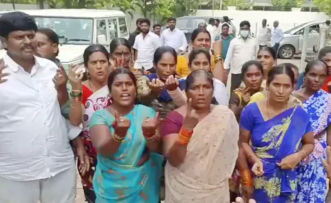 మా ఓటు వేరేవాళ్లు వేసేశారు..మహిళలు ఆగ్రహం