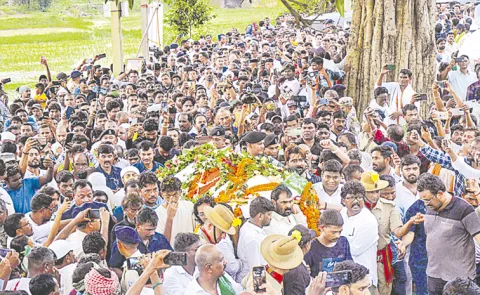 Thousands bid tearful adieu to Shibu Soren