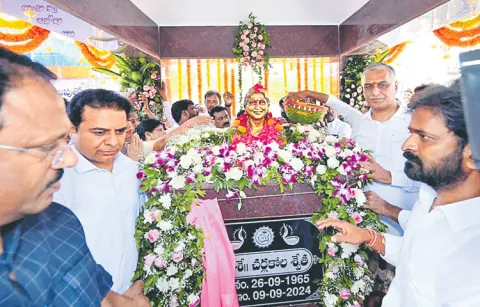KTR pays tribute by unveiling Shwetha Reddy statue