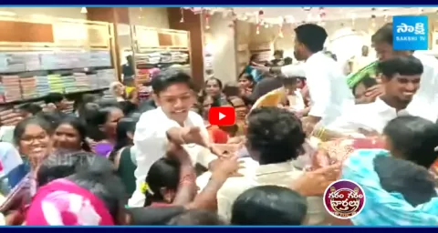 Huge Crowd Saree Offer In Medak3