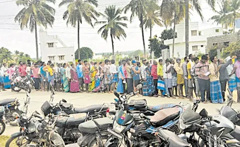 Farmers Protest For Urea: Andhra pradesh