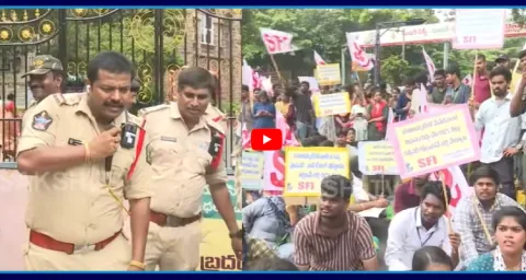 SFI Students During Protest For Fee Reimbursement Dues