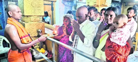 భక్తులతో కిక్కిరిసిన ఆదిశిలాక్షేత్రం