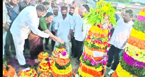 తెలంగాణ సంస్కృతికి ప్రతీక బతుకమ్మ