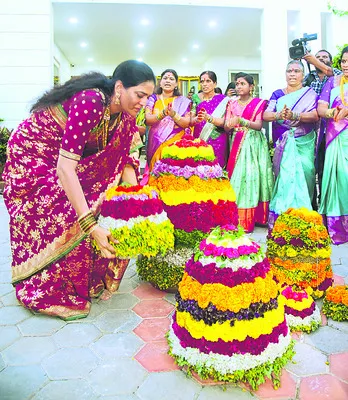 పూల సింగిడి.. సద్దుల సందడి