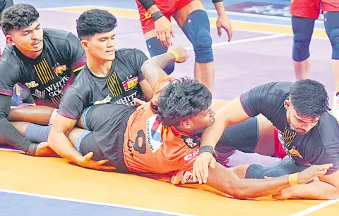 U Mumba player scores 6 points in a single raid