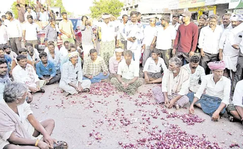 Onion farmers protest in Kurnool: Andhra pradesh
