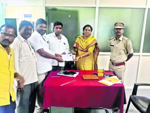 మద్యం టెండర్ల ‘ఖాతా’ ప్రారంభం