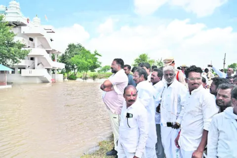 నదీ పరివాహక ప్రాంత రైతులను ఆదుకుంటాం