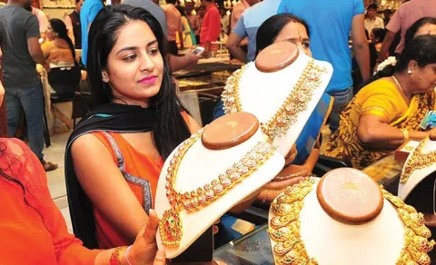 Gold price climbs to record