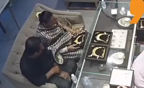 UP's Bulandshahr Woman caught on camera stealing gold jewellery
