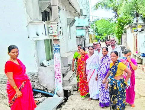 వైఎస్సార్సీపీకి చెందిన వారమనే నీరివ్వడం లేదు!