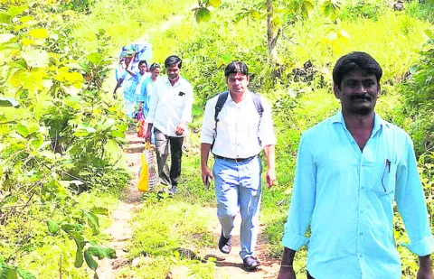4 కి.మీ కాలినడకన వెళ్లి.. వైద్యం అందించి