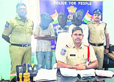 గంజాయి రవాణా చేస్తున్న ముగ్గురి అరెస్ట్