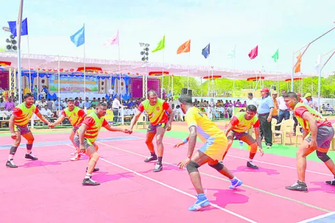 గనుల్లో పనులు.. ఆటల్లో ఘనులు!