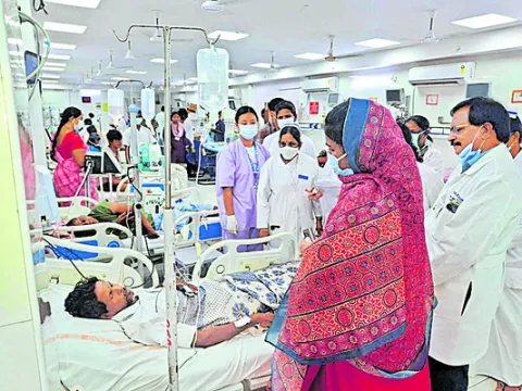 జీజీహెచ్ను సందర్శించిన కలెక్టర్