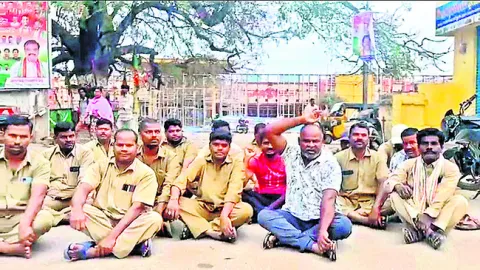 మున్సిపల్ డ్రైవర్ల ఆందోళన