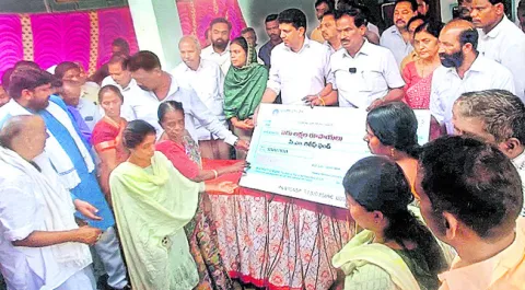 తురకపాలెంలో బాధిత కుటుంబాలకు ఆర్థిక సాయం