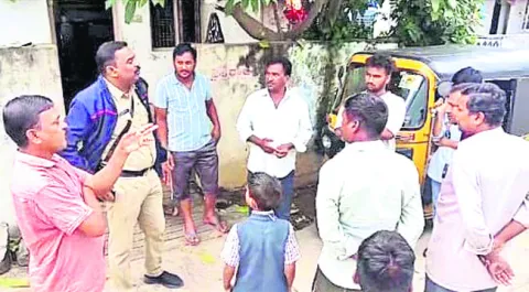 తాళంవేసిన నాలుగిళ్లలో చోరీ