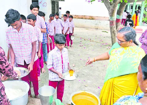 మెనూ ప్రకారం భోజనం అందించాలి