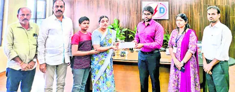 అన్మ్యాన్డ్ వర్కర్ కుటుంబానికి ఆర్థిక సాయం
