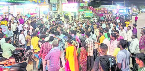 పోస్టుమార్టం చేయలేదని ధర్నా