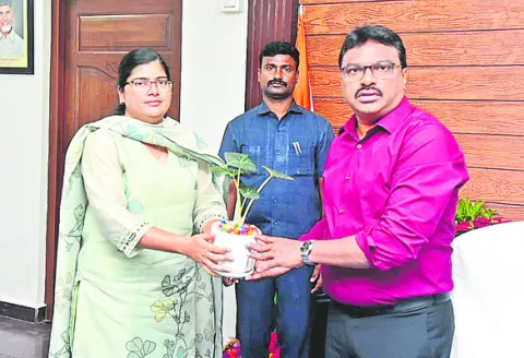 కలెక్టర్ను కలిసిన గిద్దలూరు టైగర్ ప్రాజెక్టు డీడీ