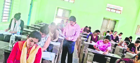 ఏకేయూలో బీఎడ్ పరీక్షల నిర్వహణ