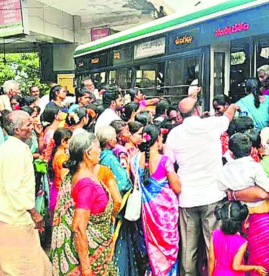 సర్కారు గొప్పలు..  ప్రయాణికులకు తిప్పలు