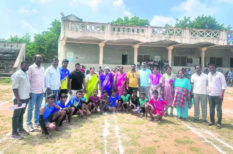 విద్యార్థులు క్రీడల్లోనూ రాణించాలి