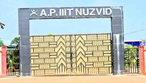 విద్యార్థుల భవిష్యత్తో ఆటలు!